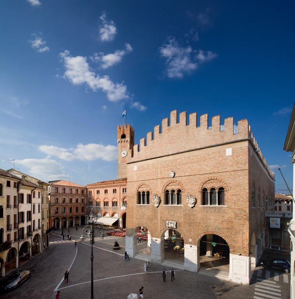Loggia dei Trecento (Piazza dei Signori)